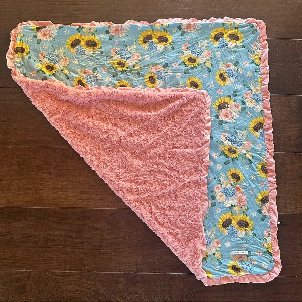 Teresa Marie Minky Ruffled
Luxette Patoo® Blanket - Picture 3 of 5